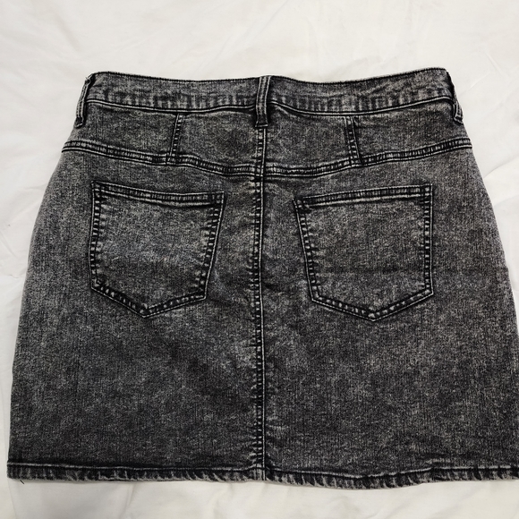 Black denim skirt - Picture 2 of 6